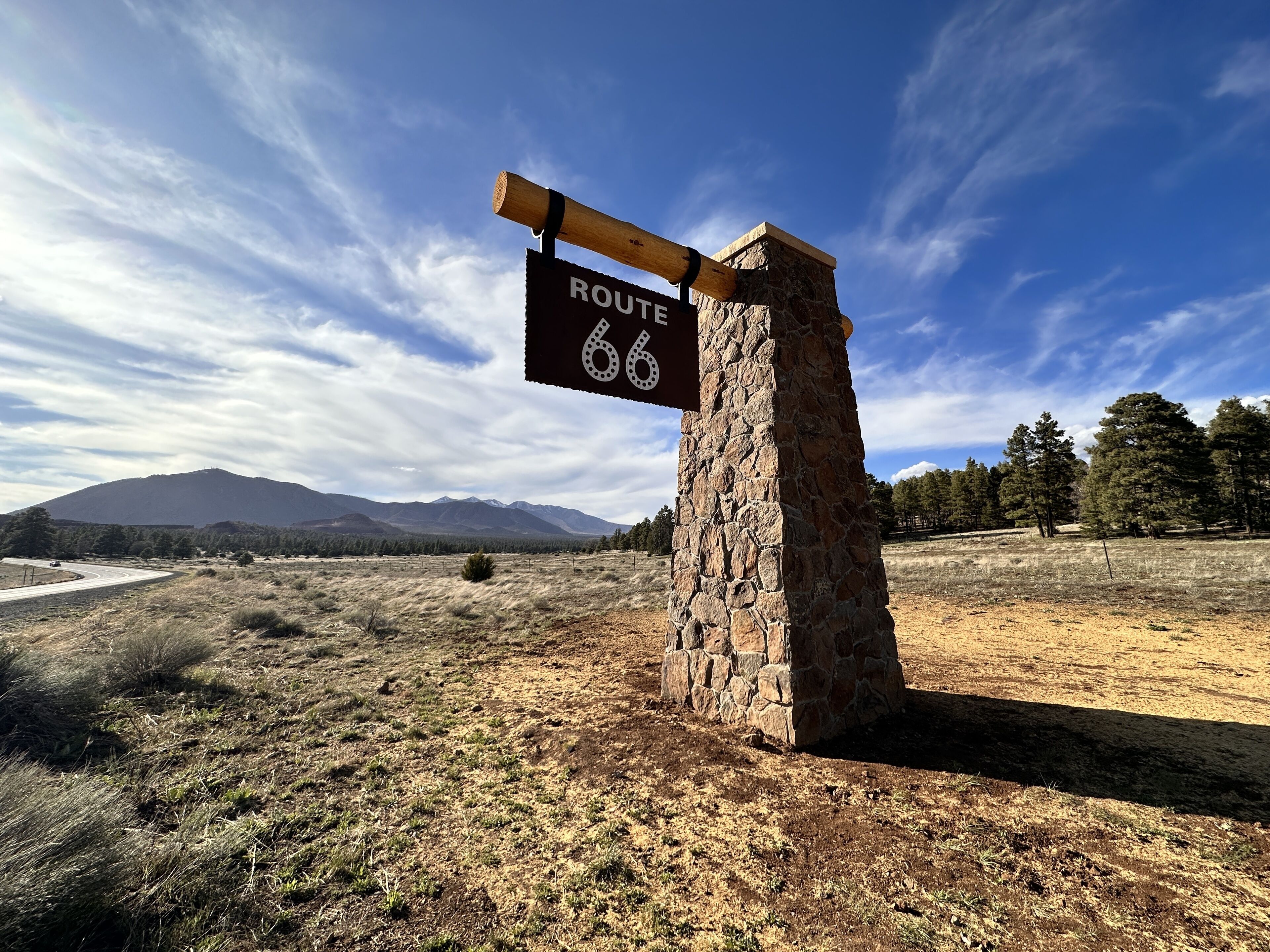 Ein steinernes Pfeiler mit einem Schild, auf dem 'ROUTE 66' steht.
