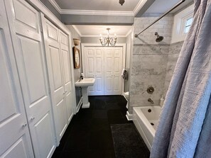 Hair dryer, towels, soap, shampoo - Beaufort Old Point Artist Suite (Beaufort)