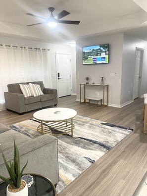 تلفزيون ذكي، مدفأة، كُتُب