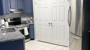 Réfrigérateur, four à micro-ondes, un four, surface de cuisson