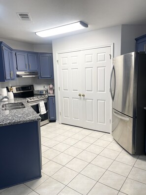 冰箱、微波炉、烤箱、炉灶