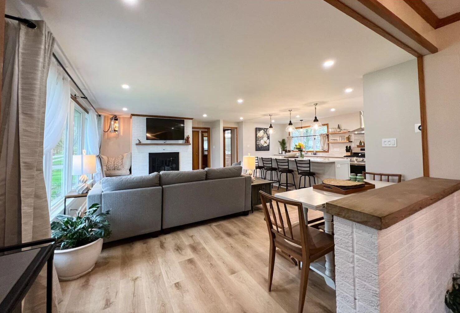 Riverview House: 13 miles to Niagara Falls and 12 miles to Buffalo 