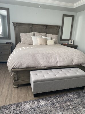 3 bedrooms, in-room safe, WiFi, bed sheets - Napa home walk to Downtown (Napa)