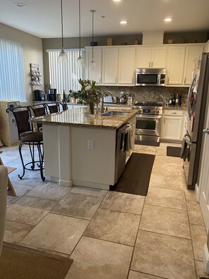 Fridge, microwave, oven, stovetop - Napa home walk to Downtown (Napa)