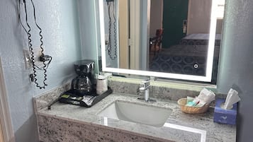 Iron/ironing board, free WiFi, bed sheets