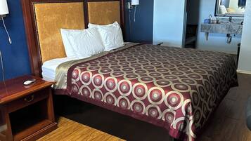 Deluxe Single Room, 1 King Bed | Iron/ironing board, free WiFi, bed sheets