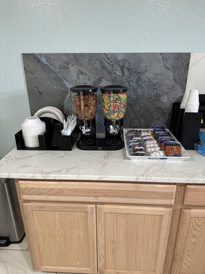 Free daily continental breakfast - Tanglewood Motel (Frederick)