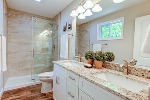 Towels, soap, shampoo, toilet paper - 10 Min To Downtown Asheville! Pet Friendly! (Asheville)