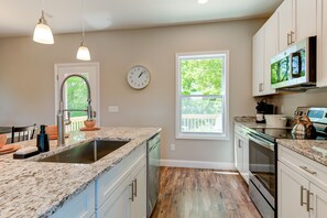 Microwave, oven, dishwasher, kitchen islands - 10 Min To Downtown Asheville! Pet Friendly! (Asheville)