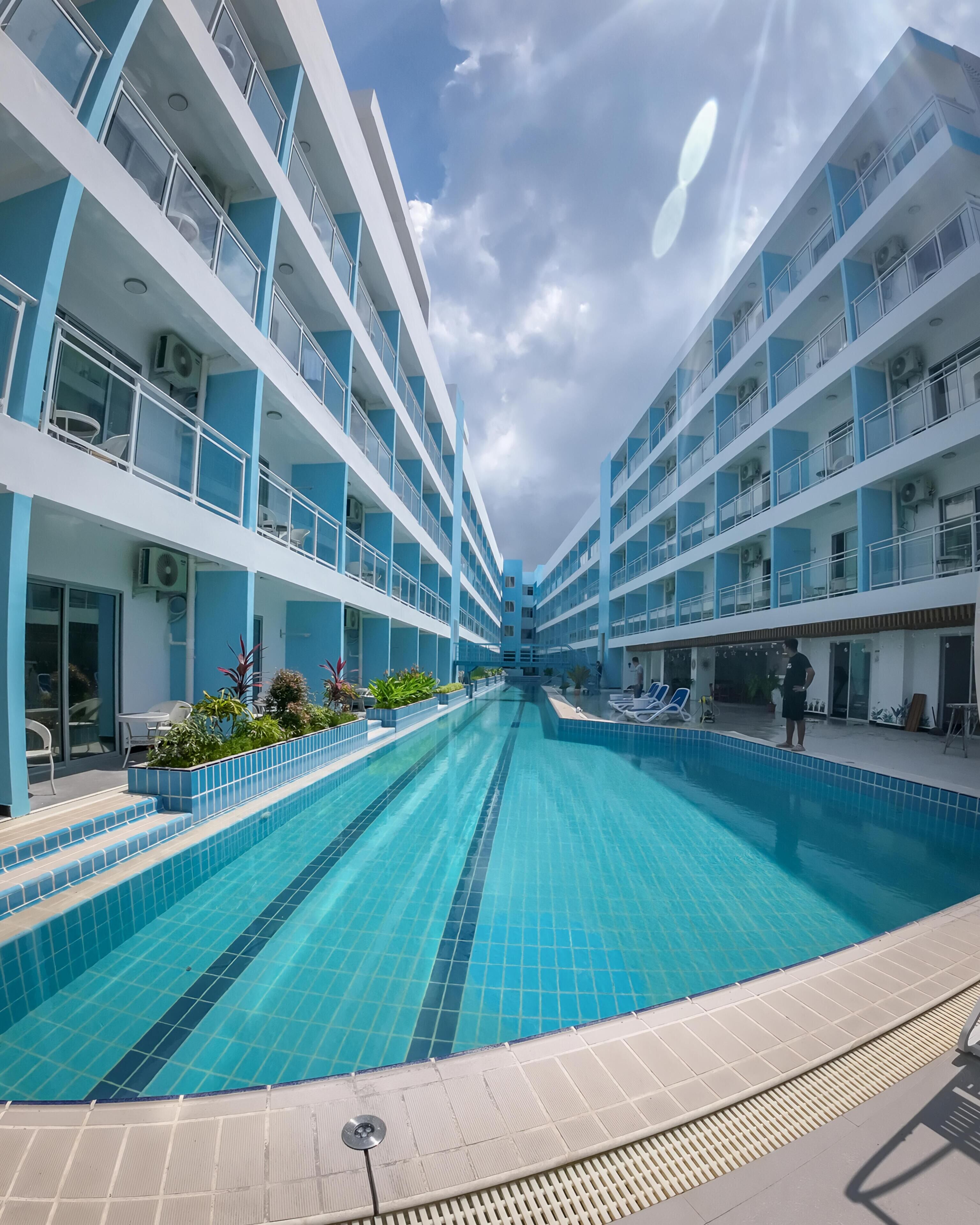 Una piscina al aire libre