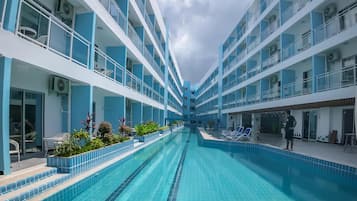 Una piscina al aire libre