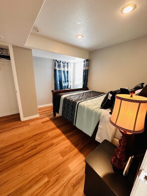 2 habitaciones, tabla de planchar con plancha, wifi y ropa de cama 