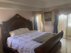 3 habitaciones, escritorio, tabla de planchar con plancha y wifi 