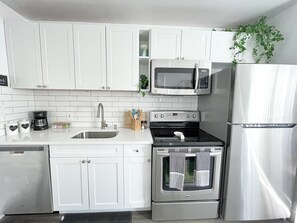 Refrigerador, microondas, horno y parrilla de estufa 