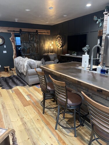 Swan Valley Modern Vintage Bayhome. Awesome view of Rainey Creek. Sleeps 5.