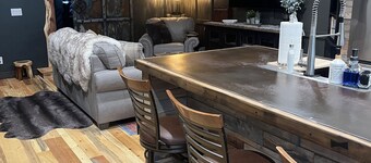 Swan Valley Modern Vintage Bayhome. Awesome view of Rainey Creek. Sleeps 5.