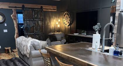 Swan Valley Modern Vintage Bayhome. Awesome view of Rainey Creek. Sleeps 5.