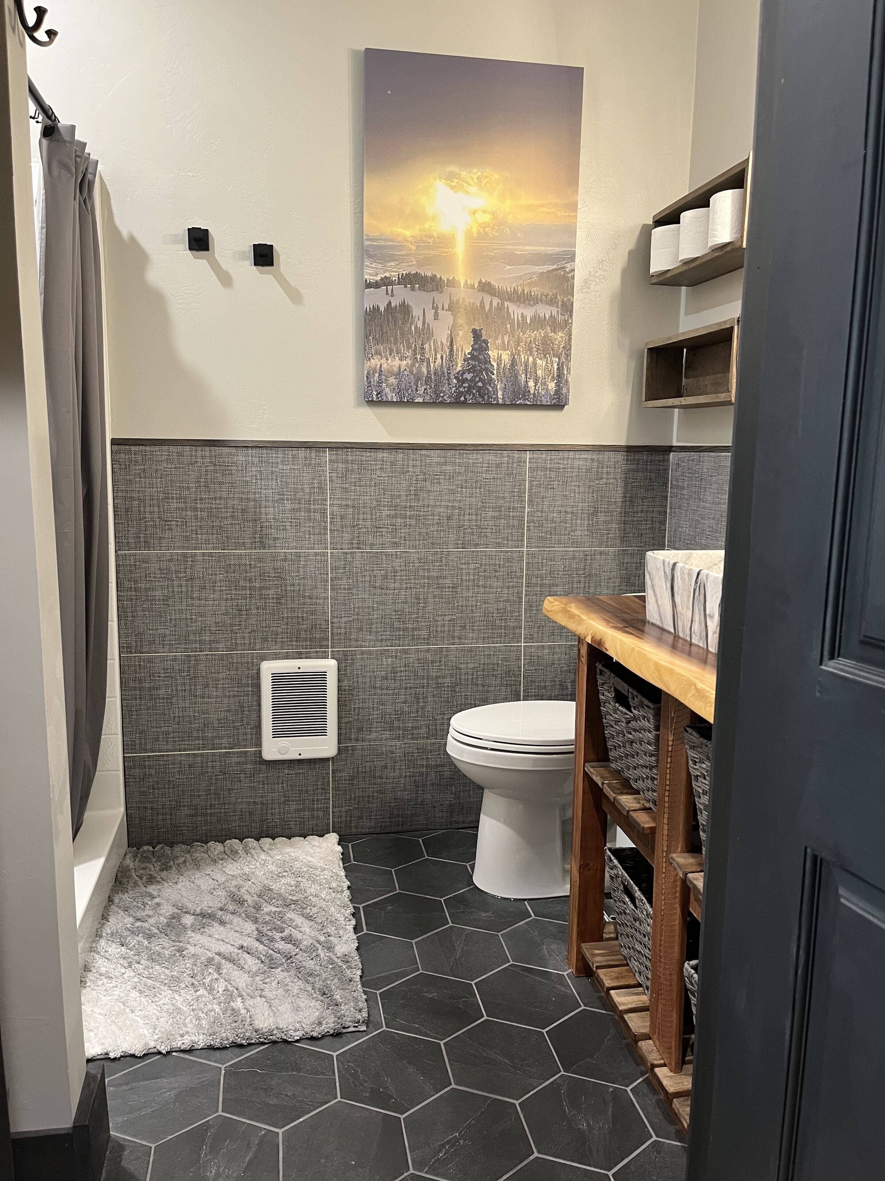 Swan Valley Modern Vintage Bayhome. Awesome view of Rainey Creek. Sleeps 4.