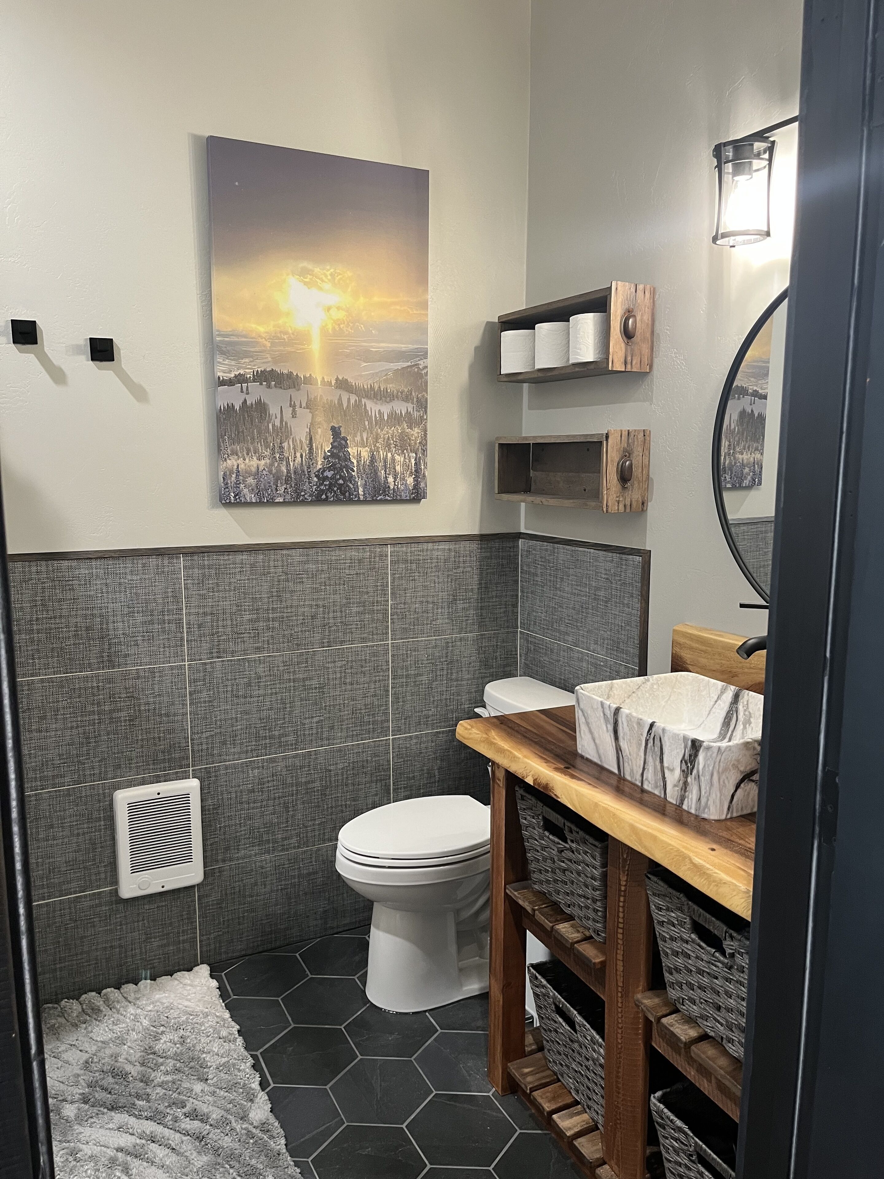 Swan Valley Modern Vintage Bayhome. Awesome view of Rainey Creek. Sleeps 4.