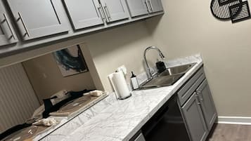 Microondas, horno, placa de cocina y lavavajillas