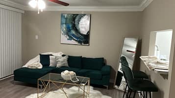 Una Smart TV, una chimenea, videojuegos, un reproductor estéreo