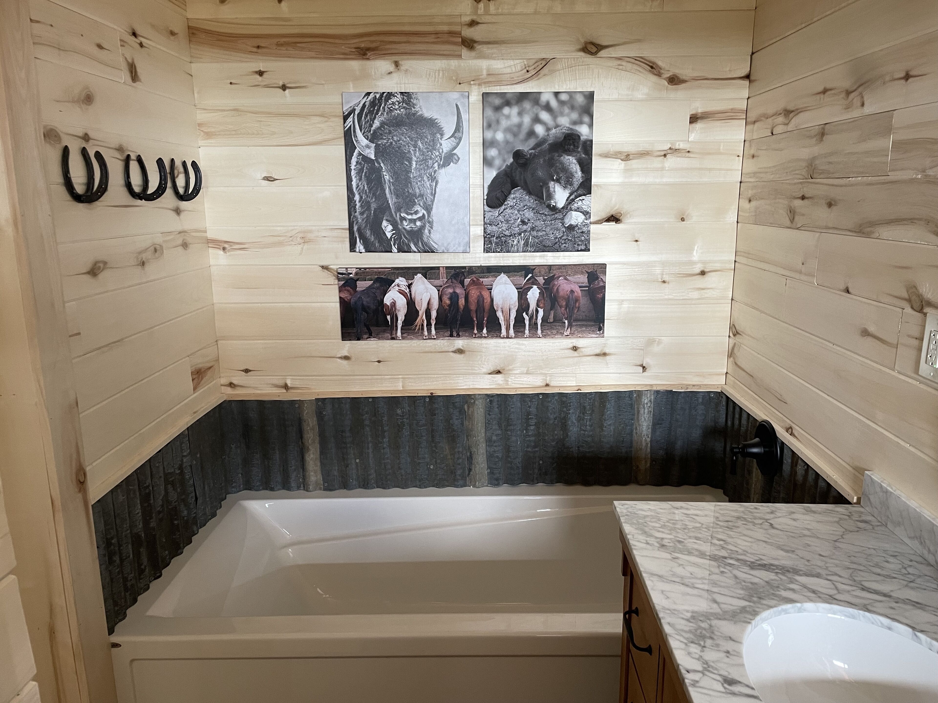 Brand new Cabin! Hot tub, fire pit, large porch, space for families, views.