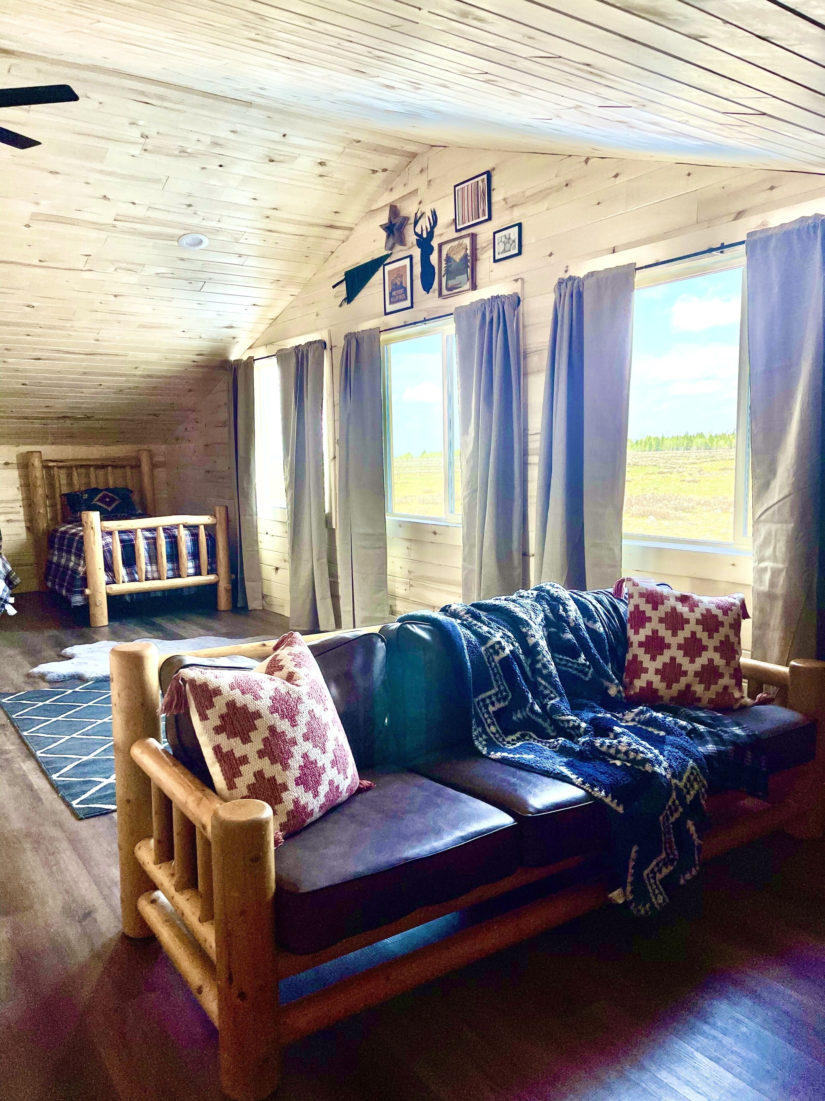 Brand new Cabin! Hot tub, fire pit, large porch, space for families, views.