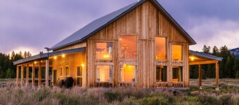New Cabin! Hot tub, fire pit, large porch, space for families, views.