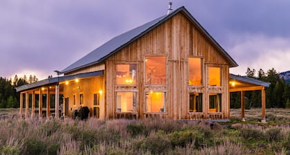 New Cabin! Hot tub, fire pit, large porch, space for families, views.