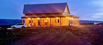 Brand new Cabin! Hot tub, fire pit, large porch, space for families, views.