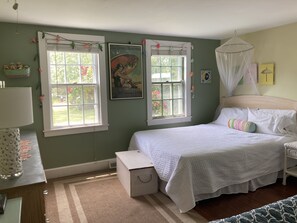 4 bedrooms, desk, free WiFi, bed sheets - Classic Cape Steps from the Beach (Barnstable)