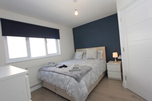 1 habitación, tabla de planchar con plancha y cuna de viaje 