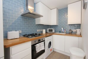 Fridge, microwave, oven, stovetop - Central London Apartment Zone 1 (London)