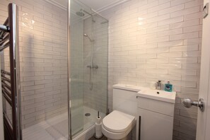 Shower, hair dryer, towels, soap - Central London Apartment Zone 1 (London)