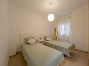 2 dormitoris, planxa i posts de planxar i un bressol de viatge 