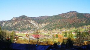 Et bjergrigt landskab med en landsby i dalen.