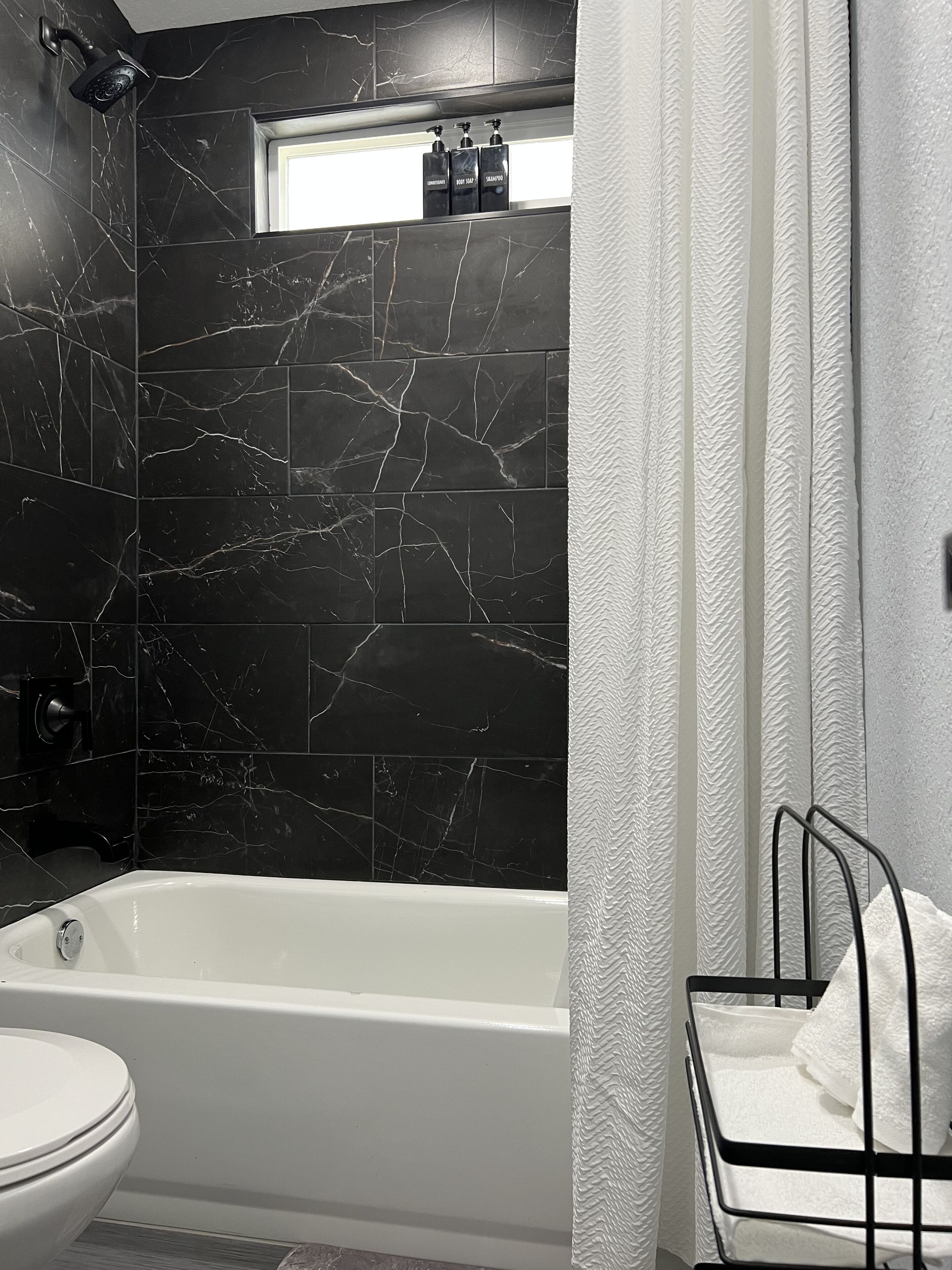 Haartrockner, Handtücher, Seife, Shampoo