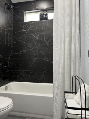 Secadora de cabello, toallas, jabón, shampoo 