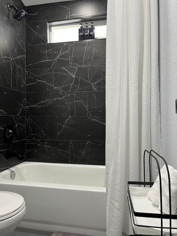 Haartrockner, Handtücher, Seife, Shampoo