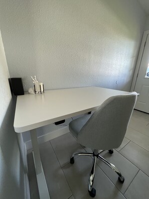 Interior - Modern Home Near Airport! Spacious driveway & Backyard / Sleeps 10 (Phoenix)
