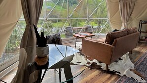 Una tenda amb taula de vidre, sofà de cuir i un moqueta de pell de vaca.