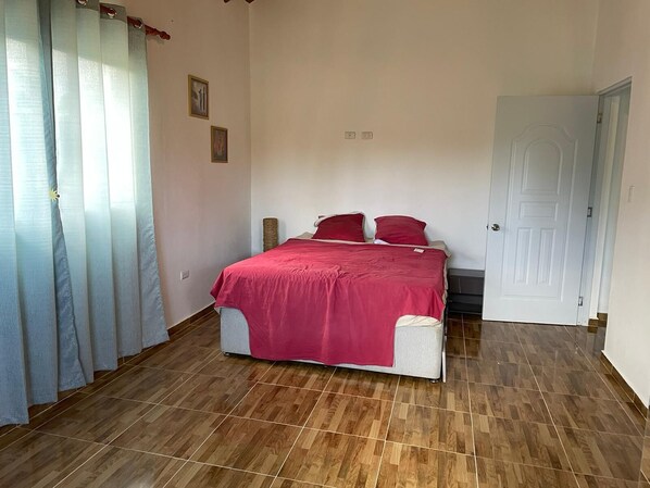 3 habitaciones y ropa de cama