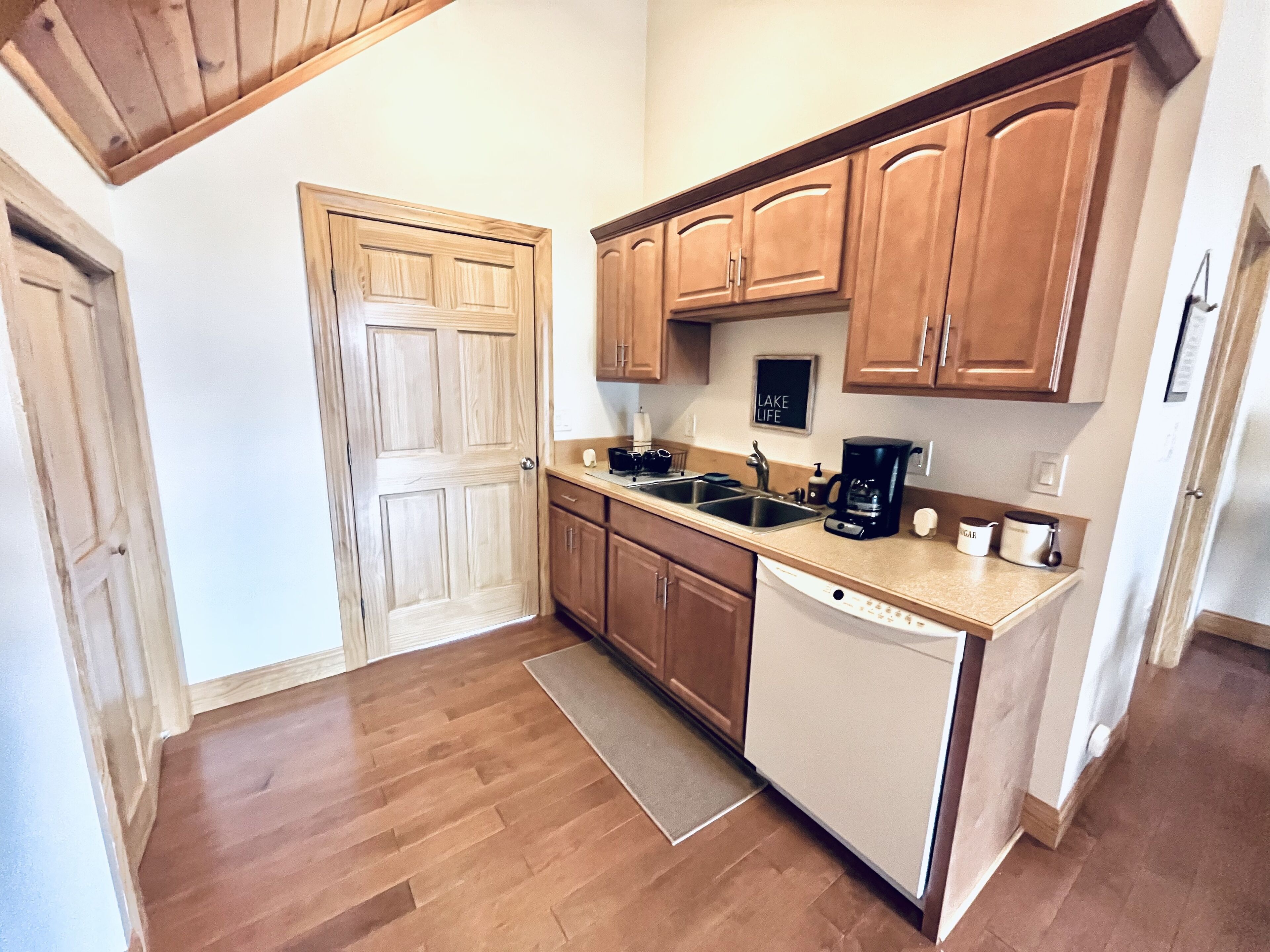 Unique cottage on Silver Lake.  Golfing, boating, hiking and more!