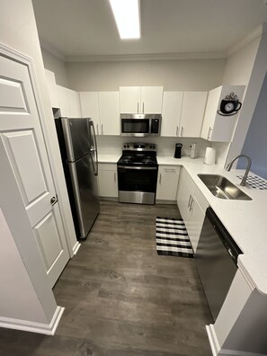 Private kitchen - Modern Retreat Downtown Atlanta! (Atlanta)