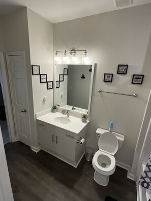 Serviettes fournies, savon, papier toilette