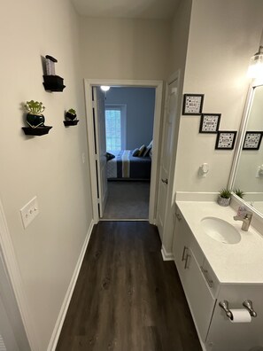 Towels, soap, toilet paper - Modern Retreat Downtown Atlanta! (Atlanta)
