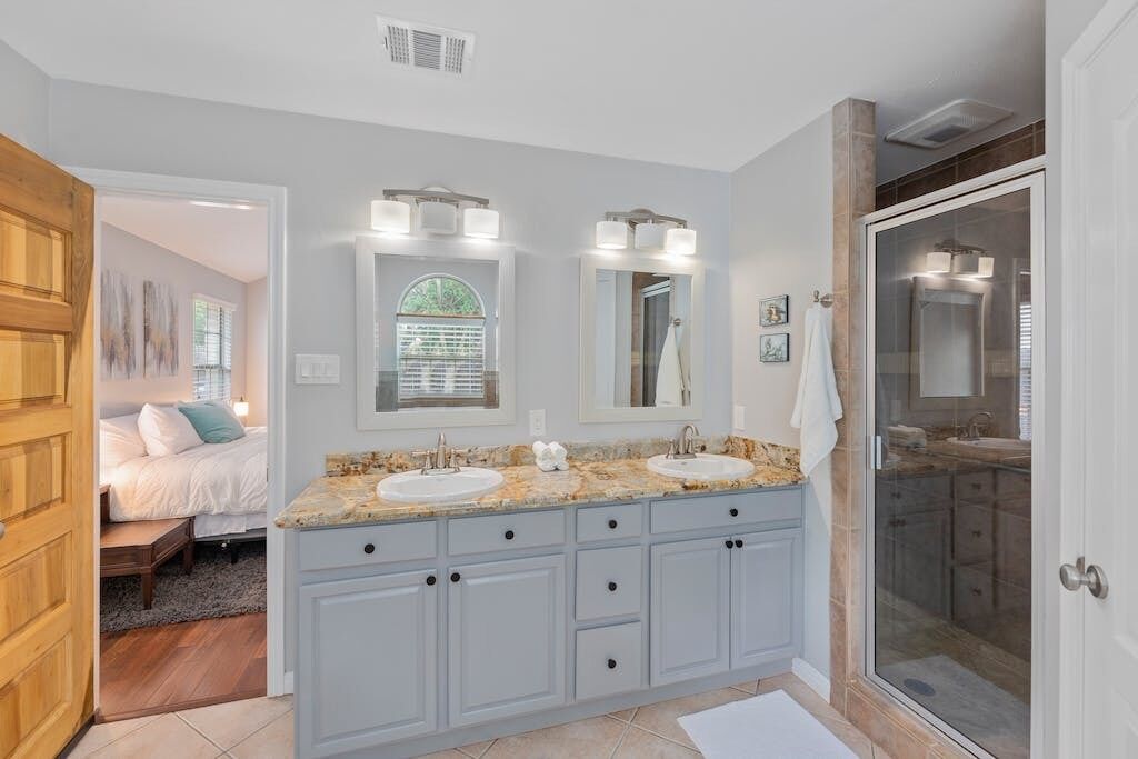 Breezy House, spacious 3bd near historic downtown Round Rock with amazing patio
