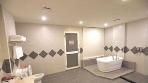 Habitación cuádruple familiar | Baño | Secadora de cabello y toallas 