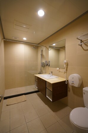 Habitación cuádruple Confort | Baño | Secador de pelo y toallas