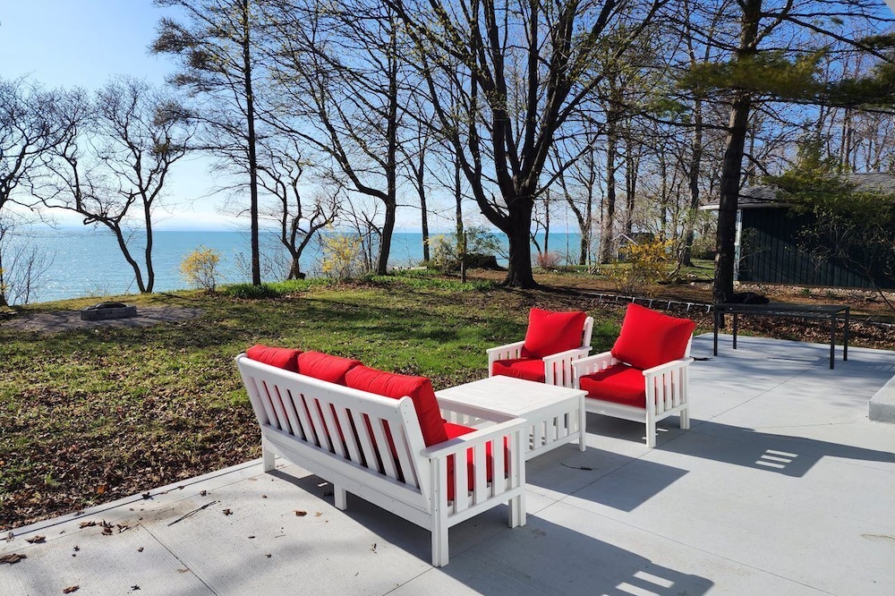 Waterfront Cottage with Private Beach Access - Newly Renovated!